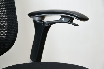 中古　美品　okamura(オカムラ)　Contessa(コンテッサ)　ハンガー付き　快適な座り心地の高機能オフィスチェア(デスクチェアス)　定価約22万円相当　(R-082682)