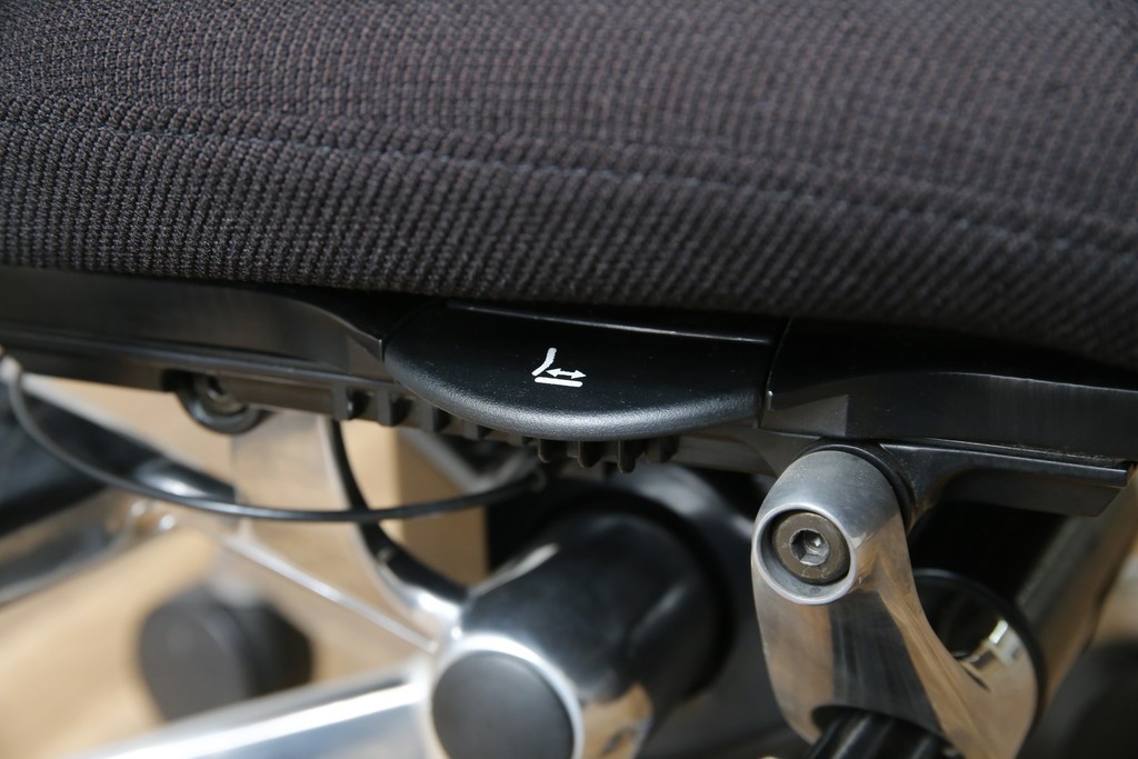 中古　美品　okamura(オカムラ)　Contessa(コンテッサ)　ハンガー付き　快適な座り心地の高機能オフィスチェア(デスクチェアス)　定価約22万円相当　(R-082682)