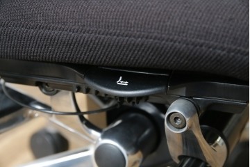 中古　美品　okamura(オカムラ)　Contessa(コンテッサ)　ハンガー付き　快適な座り心地の高機能オフィスチェア(デスクチェアス)　定価約22万円相当　(R-082682)