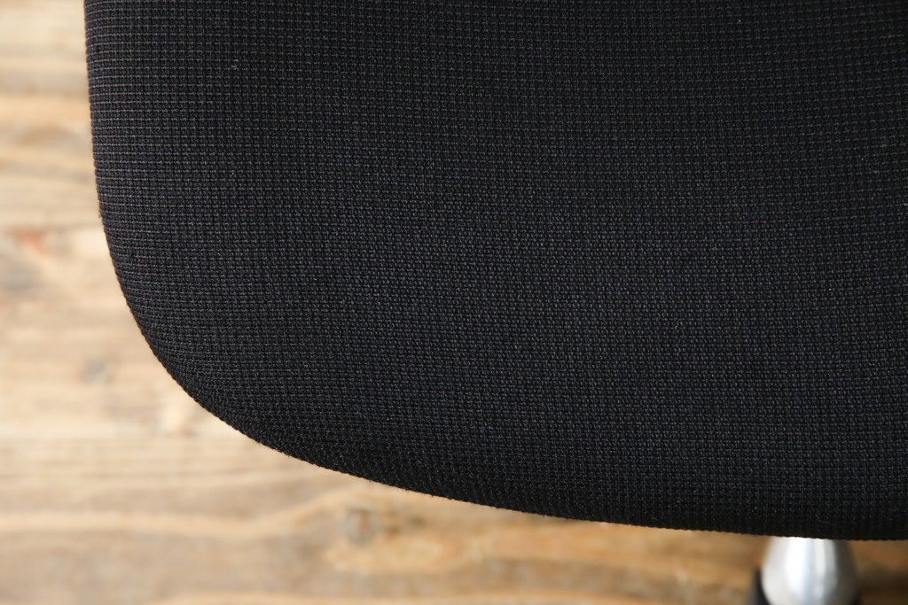 中古　美品　okamura(オカムラ)　Contessa(コンテッサ)　ハンガー付き　快適な座り心地の高機能オフィスチェア(デスクチェアス)　定価約22万円相当　(R-082682)