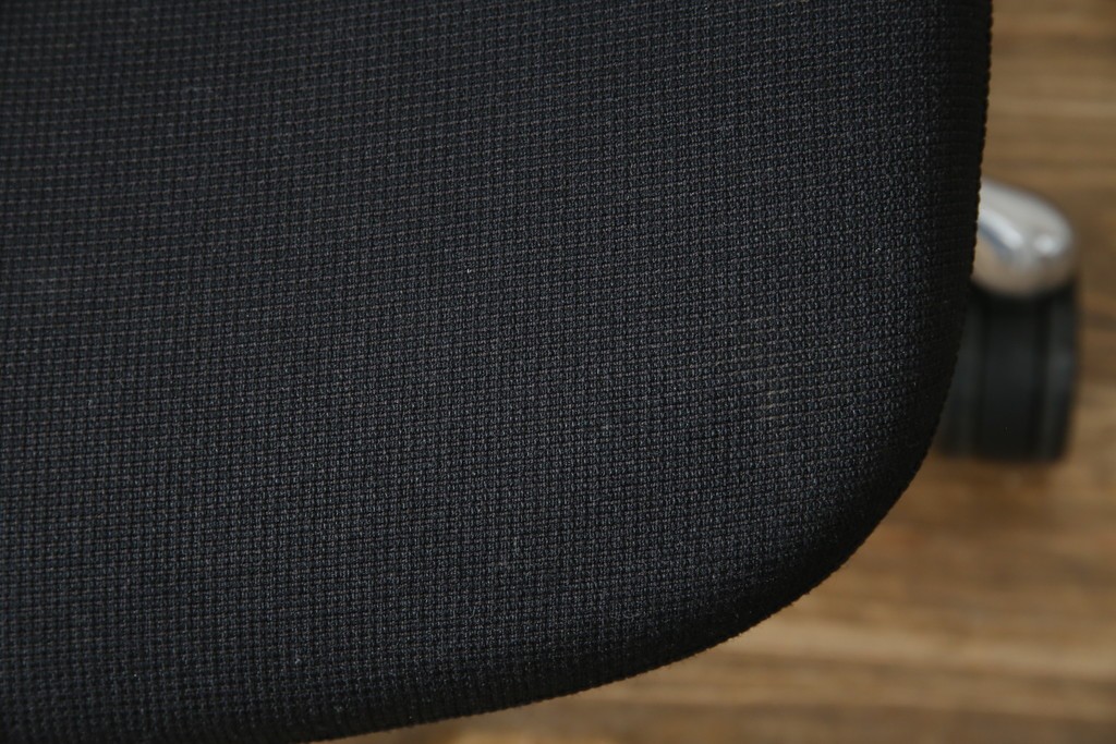 中古　美品　okamura(オカムラ)　Contessa(コンテッサ)　ハンガー付き　快適な座り心地の高機能オフィスチェア(デスクチェアス)　定価約22万円相当　(R-082682)