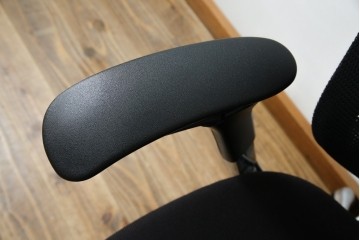 中古　美品　okamura(オカムラ)　Contessa(コンテッサ)　ハンガー付き　快適な座り心地の高機能オフィスチェア(デスクチェアス)　定価約22万円相当　(R-082682)