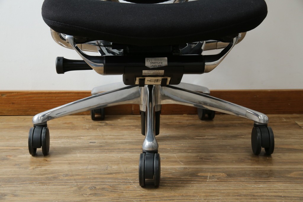 中古　美品　okamura(オカムラ)　Contessa(コンテッサ)　ハンガー付き　快適な座り心地の高機能オフィスチェア(デスクチェアス)　定価約22万円相当　(R-082682)