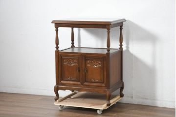 中古　使用感ほぼなし!!　国会議事堂納品の高級家具メーカー　徳田家具　気品漂うクラシカルなデザインと繊細な彫刻が魅力の木製キャビネット(サイドテーブル、コンソールテーブル、ナイトテーブル、収納棚、戸棚、電話台、花台、飾り棚、陳列棚、ディスプレイ棚、置柵、店舗什器)(R-082686)