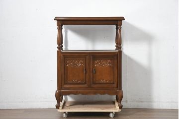 中古　使用感ほぼなし!!　国会議事堂納品の高級家具メーカー　徳田家具　気品漂うクラシカルなデザインと繊細な彫刻が魅力の木製キャビネット(サイドテーブル、コンソールテーブル、ナイトテーブル、収納棚、戸棚、電話台、花台、飾り棚、陳列棚、ディスプレイ棚、置柵、店舗什器)(R-082686)