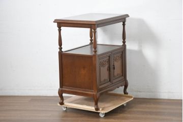 中古　使用感ほぼなし!!　国会議事堂納品の高級家具メーカー　徳田家具　気品漂うクラシカルなデザインと繊細な彫刻が魅力の木製キャビネット(サイドテーブル、コンソールテーブル、ナイトテーブル、収納棚、戸棚、電話台、花台、飾り棚、陳列棚、ディスプレイ棚、置柵、店舗什器)(R-082686)