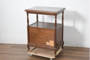 中古　使用感ほぼなし!!　国会議事堂納品の高級家具メーカー　徳田家具　気品漂うクラシカルなデザインと繊細な彫刻が魅力の木製キャビネット(サイドテーブル、コンソールテーブル、ナイトテーブル、収納棚、戸棚、電話台、花台、飾り棚、陳列棚、ディスプレイ棚、置柵、店舗什器)(R-082686)