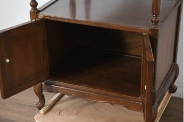中古　使用感ほぼなし!!　国会議事堂納品の高級家具メーカー　徳田家具　気品漂うクラシカルなデザインと繊細な彫刻が魅力の木製キャビネット(サイドテーブル、コンソールテーブル、ナイトテーブル、収納棚、戸棚、電話台、花台、飾り棚、陳列棚、ディスプレイ棚、置柵、店舗什器)(R-082686)