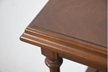 中古　使用感ほぼなし!!　国会議事堂納品の高級家具メーカー　徳田家具　気品漂うクラシカルなデザインと繊細な彫刻が魅力の木製キャビネット(サイドテーブル、コンソールテーブル、ナイトテーブル、収納棚、戸棚、電話台、花台、飾り棚、陳列棚、ディスプレイ棚、置柵、店舗什器)(R-082686)