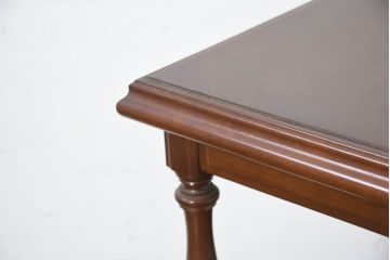 中古　使用感ほぼなし!!　国会議事堂納品の高級家具メーカー　徳田家具　気品漂うクラシカルなデザインと繊細な彫刻が魅力の木製キャビネット(サイドテーブル、コンソールテーブル、ナイトテーブル、収納棚、戸棚、電話台、花台、飾り棚、陳列棚、ディスプレイ棚、置柵、店舗什器)(R-082686)