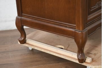 中古　使用感ほぼなし!!　国会議事堂納品の高級家具メーカー　徳田家具　気品漂うクラシカルなデザインと繊細な彫刻が魅力の木製キャビネット(サイドテーブル、コンソールテーブル、ナイトテーブル、収納棚、戸棚、電話台、花台、飾り棚、陳列棚、ディスプレイ棚、置柵、店舗什器)(R-082686)