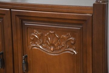 中古　使用感ほぼなし!!　国会議事堂納品の高級家具メーカー　徳田家具　気品漂うクラシカルなデザインと繊細な彫刻が魅力の木製キャビネット(サイドテーブル、コンソールテーブル、ナイトテーブル、収納棚、戸棚、電話台、花台、飾り棚、陳列棚、ディスプレイ棚、置柵、店舗什器)(R-082686)