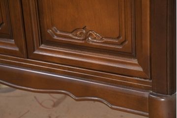 中古　使用感ほぼなし!!　国会議事堂納品の高級家具メーカー　徳田家具　気品漂うクラシカルなデザインと繊細な彫刻が魅力の木製キャビネット(サイドテーブル、コンソールテーブル、ナイトテーブル、収納棚、戸棚、電話台、花台、飾り棚、陳列棚、ディスプレイ棚、置柵、店舗什器)(R-082686)