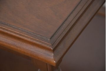 中古　使用感ほぼなし!!　国会議事堂納品の高級家具メーカー　徳田家具　気品漂うクラシカルなデザインと繊細な彫刻が魅力の木製キャビネット(サイドテーブル、コンソールテーブル、ナイトテーブル、収納棚、戸棚、電話台、花台、飾り棚、陳列棚、ディスプレイ棚、置柵、店舗什器)(R-082686)