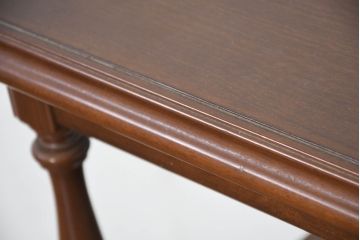 中古　使用感ほぼなし!!　国会議事堂納品の高級家具メーカー　徳田家具　気品漂うクラシカルなデザインと繊細な彫刻が魅力の木製キャビネット(サイドテーブル、コンソールテーブル、ナイトテーブル、収納棚、戸棚、電話台、花台、飾り棚、陳列棚、ディスプレイ棚、置柵、店舗什器)(R-082686)