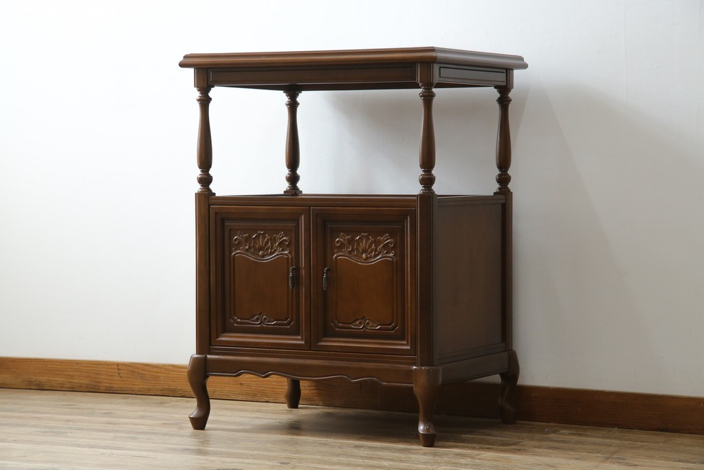 中古　使用感ほぼなし!!　国会議事堂納品の高級家具メーカー　徳田家具　気品漂うクラシカルなデザインと繊細な彫刻が魅力の木製キャビネット　(R-082686)