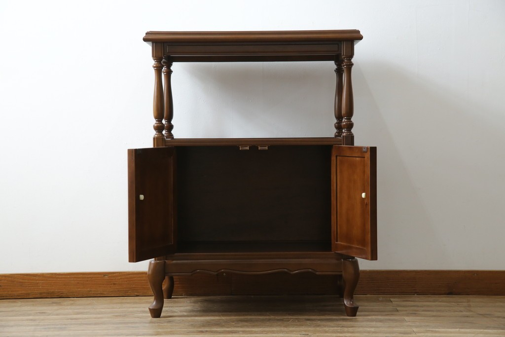 中古　使用感ほぼなし!!　国会議事堂納品の高級家具メーカー　徳田家具　気品漂うクラシカルなデザインと繊細な彫刻が魅力の木製キャビネット　(R-082686)