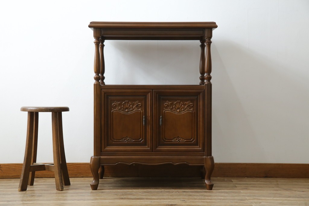 中古　使用感ほぼなし!!　国会議事堂納品の高級家具メーカー　徳田家具　気品漂うクラシカルなデザインと繊細な彫刻が魅力の木製キャビネット　(R-082686)