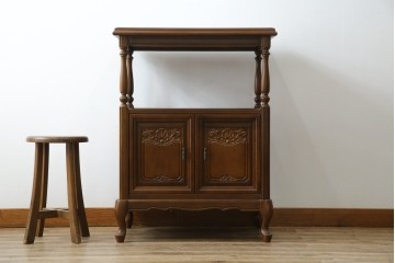 中古　使用感ほぼなし!!　国会議事堂納品の高級家具メーカー　徳田家具　気品漂うクラシカルなデザインと繊細な彫刻が魅力の木製キャビネット　(R-082686)