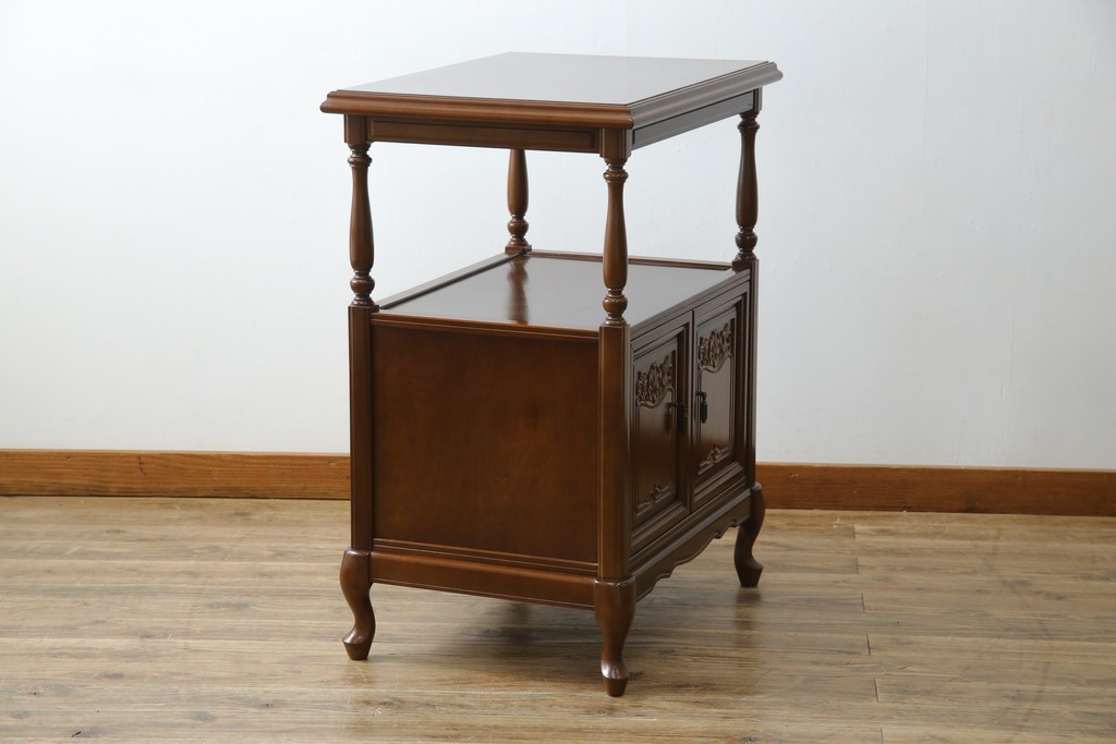 中古　使用感ほぼなし!!　国会議事堂納品の高級家具メーカー　徳田家具　気品漂うクラシカルなデザインと繊細な彫刻が魅力の木製キャビネット　(R-082686)