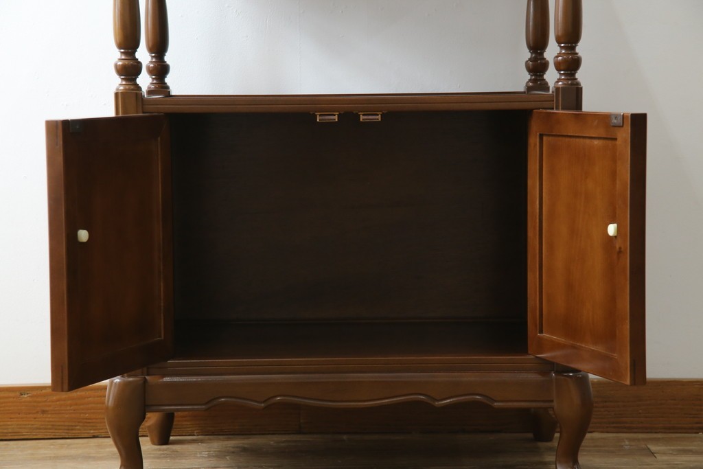 中古　使用感ほぼなし!!　国会議事堂納品の高級家具メーカー　徳田家具　気品漂うクラシカルなデザインと繊細な彫刻が魅力の木製キャビネット　(R-082686)