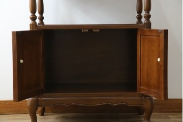 中古　使用感ほぼなし!!　国会議事堂納品の高級家具メーカー　徳田家具　気品漂うクラシカルなデザインと繊細な彫刻が魅力の木製キャビネット　(R-082686)