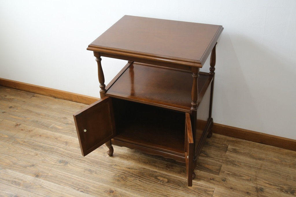 中古　使用感ほぼなし!!　国会議事堂納品の高級家具メーカー　徳田家具　気品漂うクラシカルなデザインと繊細な彫刻が魅力の木製キャビネット　(R-082686)