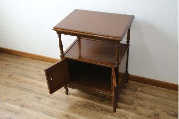 中古　使用感ほぼなし!!　国会議事堂納品の高級家具メーカー　徳田家具　気品漂うクラシカルなデザインと繊細な彫刻が魅力の木製キャビネット　(R-082686)