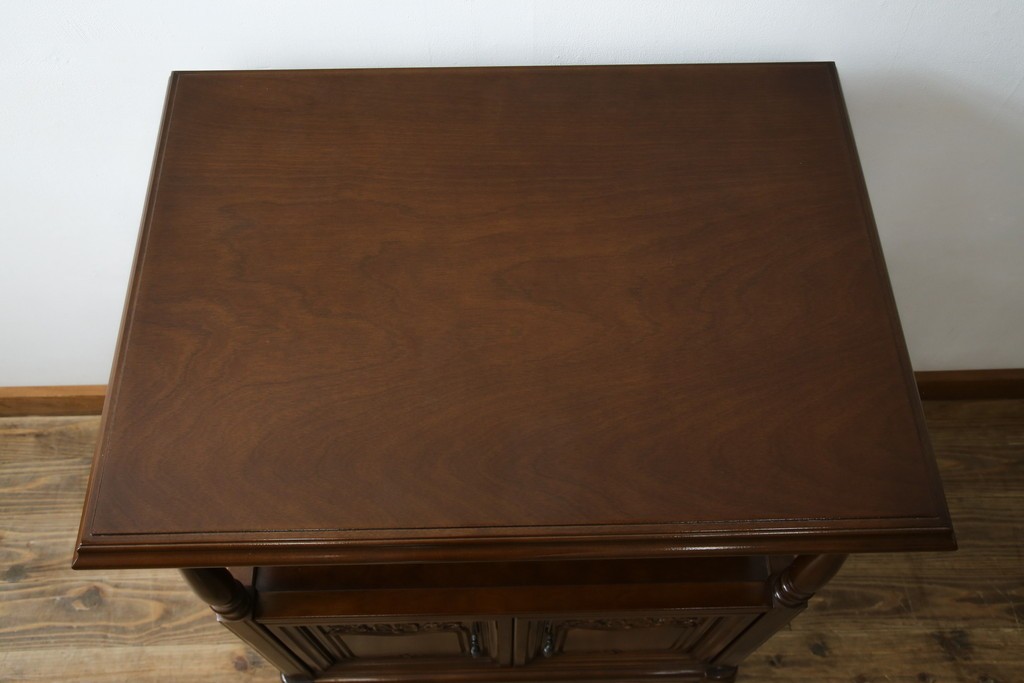 中古　使用感ほぼなし!!　国会議事堂納品の高級家具メーカー　徳田家具　気品漂うクラシカルなデザインと繊細な彫刻が魅力の木製キャビネット　(R-082686)