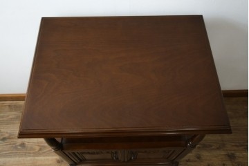 中古　使用感ほぼなし!!　国会議事堂納品の高級家具メーカー　徳田家具　気品漂うクラシカルなデザインと繊細な彫刻が魅力の木製キャビネット　(R-082686)