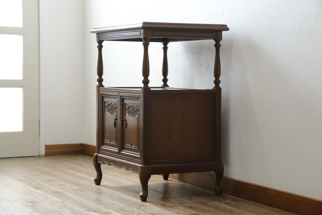 中古　使用感ほぼなし!!　国会議事堂納品の高級家具メーカー　徳田家具　気品漂うクラシカルなデザインと繊細な彫刻が魅力の木製キャビネット　(R-082686)
