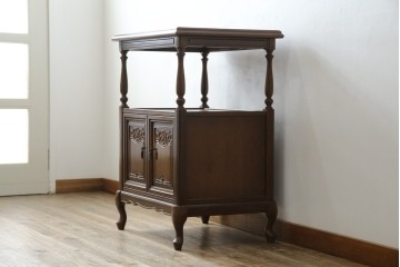 中古　使用感ほぼなし!!　国会議事堂納品の高級家具メーカー　徳田家具　気品漂うクラシカルなデザインと繊細な彫刻が魅力の木製キャビネット　(R-082686)