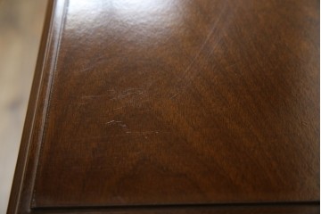 中古　使用感ほぼなし!!　国会議事堂納品の高級家具メーカー　徳田家具　気品漂うクラシカルなデザインと繊細な彫刻が魅力の木製キャビネット　(R-082686)