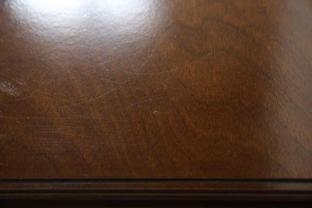 中古　使用感ほぼなし!!　国会議事堂納品の高級家具メーカー　徳田家具　気品漂うクラシカルなデザインと繊細な彫刻が魅力の木製キャビネット　(R-082686)