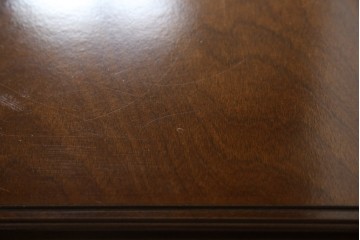 中古　使用感ほぼなし!!　国会議事堂納品の高級家具メーカー　徳田家具　気品漂うクラシカルなデザインと繊細な彫刻が魅力の木製キャビネット　(R-082686)