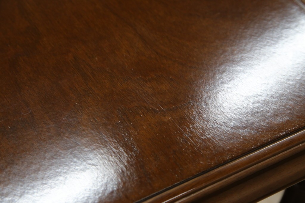 中古　使用感ほぼなし!!　国会議事堂納品の高級家具メーカー　徳田家具　気品漂うクラシカルなデザインと繊細な彫刻が魅力の木製キャビネット　(R-082686)