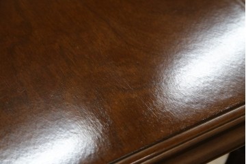 中古　使用感ほぼなし!!　国会議事堂納品の高級家具メーカー　徳田家具　気品漂うクラシカルなデザインと繊細な彫刻が魅力の木製キャビネット　(R-082686)