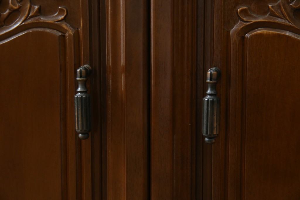 中古　使用感ほぼなし!!　国会議事堂納品の高級家具メーカー　徳田家具　気品漂うクラシカルなデザインと繊細な彫刻が魅力の木製キャビネット　(R-082686)