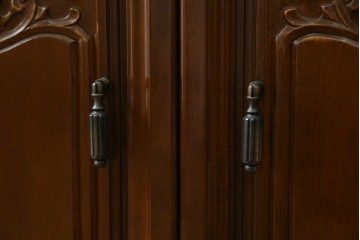 中古　使用感ほぼなし!!　国会議事堂納品の高級家具メーカー　徳田家具　気品漂うクラシカルなデザインと繊細な彫刻が魅力の木製キャビネット　(R-082686)