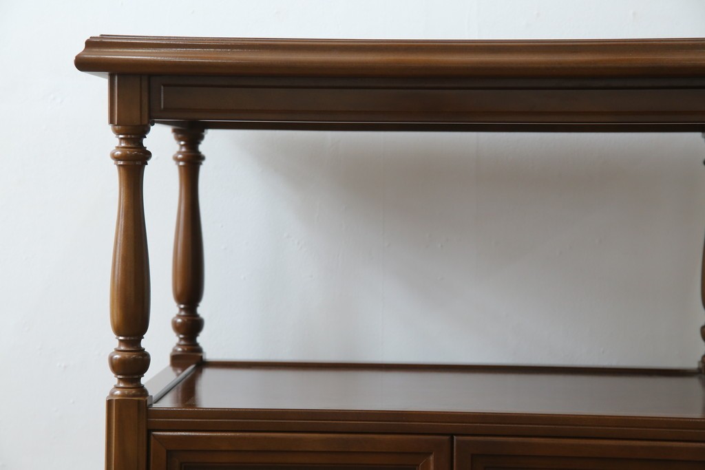 中古　使用感ほぼなし!!　国会議事堂納品の高級家具メーカー　徳田家具　気品漂うクラシカルなデザインと繊細な彫刻が魅力の木製キャビネット　(R-082686)