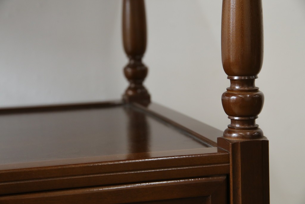 中古　使用感ほぼなし!!　国会議事堂納品の高級家具メーカー　徳田家具　気品漂うクラシカルなデザインと繊細な彫刻が魅力の木製キャビネット　(R-082686)