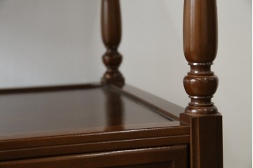 中古　使用感ほぼなし!!　国会議事堂納品の高級家具メーカー　徳田家具　気品漂うクラシカルなデザインと繊細な彫刻が魅力の木製キャビネット　(R-082686)