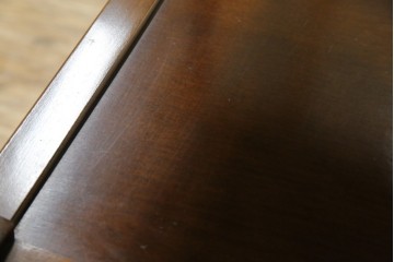 中古　使用感ほぼなし!!　国会議事堂納品の高級家具メーカー　徳田家具　気品漂うクラシカルなデザインと繊細な彫刻が魅力の木製キャビネット　(R-082686)