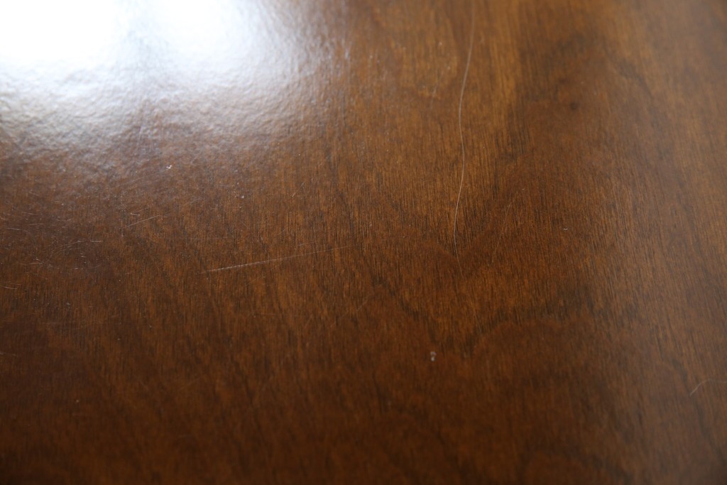 中古　使用感ほぼなし!!　国会議事堂納品の高級家具メーカー　徳田家具　気品漂うクラシカルなデザインと繊細な彫刻が魅力の木製キャビネット　(R-082686)