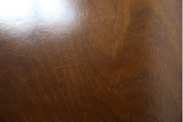 中古　使用感ほぼなし!!　国会議事堂納品の高級家具メーカー　徳田家具　気品漂うクラシカルなデザインと繊細な彫刻が魅力の木製キャビネット　(R-082686)