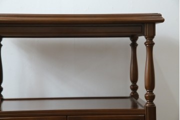 中古　使用感ほぼなし!!　国会議事堂納品の高級家具メーカー　徳田家具　気品漂うクラシカルなデザインと繊細な彫刻が魅力の木製キャビネット　(R-082686)