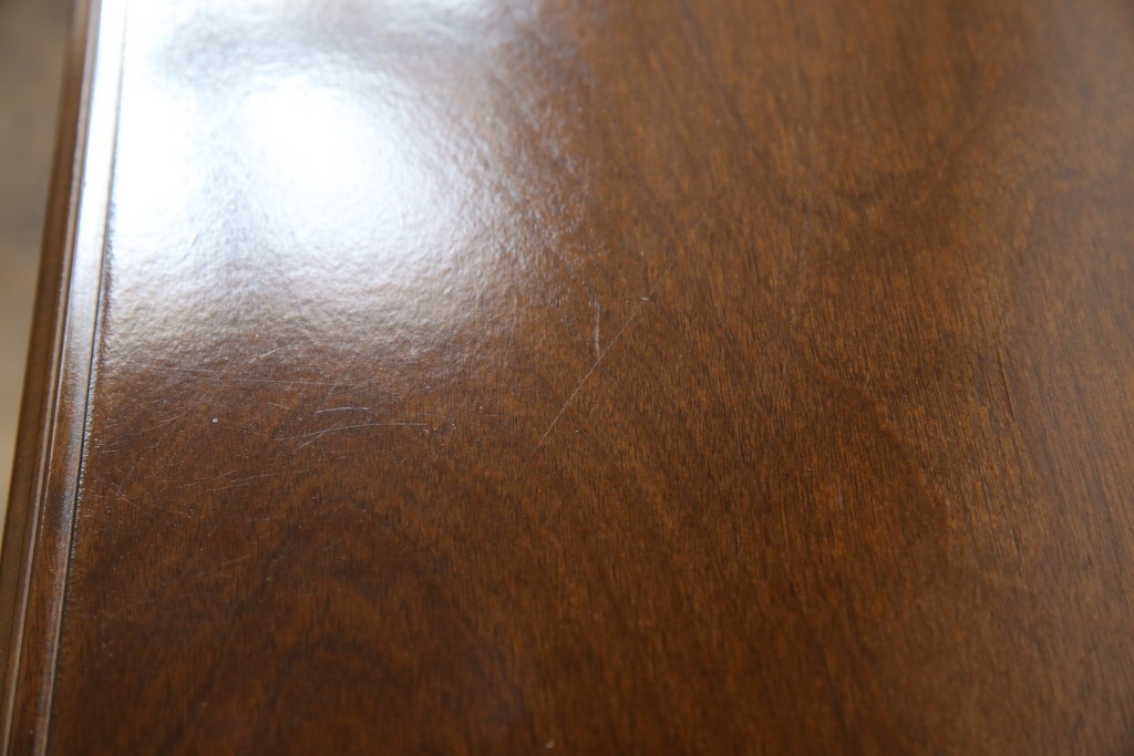 中古　使用感ほぼなし!!　国会議事堂納品の高級家具メーカー　徳田家具　気品漂うクラシカルなデザインと繊細な彫刻が魅力の木製キャビネット　(R-082686)