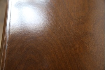 中古　使用感ほぼなし!!　国会議事堂納品の高級家具メーカー　徳田家具　気品漂うクラシカルなデザインと繊細な彫刻が魅力の木製キャビネット　(R-082686)