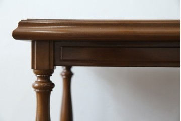 中古　使用感ほぼなし!!　国会議事堂納品の高級家具メーカー　徳田家具　気品漂うクラシカルなデザインと繊細な彫刻が魅力の木製キャビネット　(R-082686)