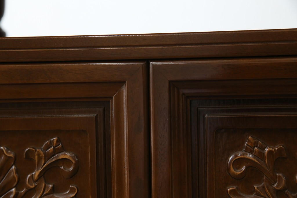 中古　使用感ほぼなし!!　国会議事堂納品の高級家具メーカー　徳田家具　気品漂うクラシカルなデザインと繊細な彫刻が魅力の木製キャビネット　(R-082686)